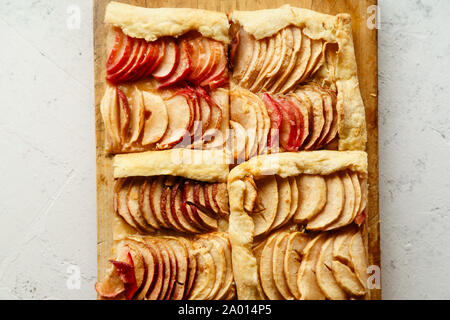 Tranches de pomme galette frangipane tahini avec hibiscus et glaçure. Concept alimentaire confort automne Banque D'Images