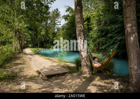 La RIVIÈRE ELSA, ITALIE - 15 septembre 2019 : une femme inconnue à Elsa River Park, le sentier commence à Gracciano et atteint à Colle Val d'Elsa (Sienne, Tu Banque D'Images