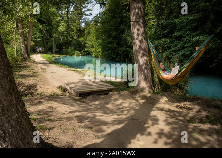 La RIVIÈRE ELSA, ITALIE - 15 septembre 2019 : une femme inconnue à Elsa River Park, le sentier commence à Gracciano et atteint à Colle Val d'Elsa (Sienne, Tu Banque D'Images