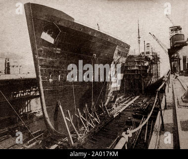 La dernière version de l'ingénierie et de la technologie des années 1930 : lorsque les navires sont devenus trop petits pour leurs missions d'origine, il est devenu possible de construire de nouvelles ou plus d'arcs, ou insérez une 'taille' sans perturber l'équilibre des navires ou bouyancy. La photo montre un nouvel arc sur le point d'être montés sur un bateau de croisière. Banque D'Images