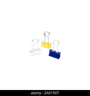 Binder clips colorés isolé sur fond blanc. Clips pour le papier de bureau Banque D'Images