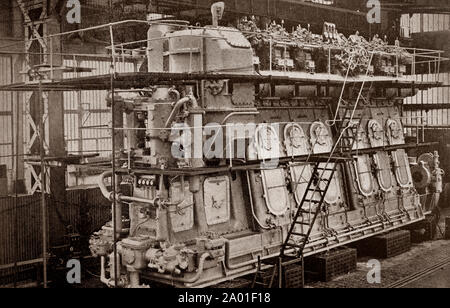 La dernière version de l'ingénierie et de la technologie des années 1930 : Un moteur diesel marin après la construction - et avant l'installation. Banque D'Images