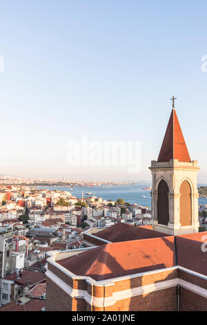 Horizon d'Istanbul avec le toit de l'église au premier plan Banque D'Images