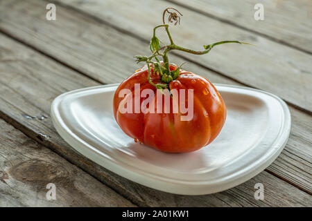 Les tomates coeur de boeuf sur la table Banque D'Images