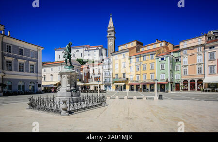 Piran, Slovénie, l'Istrie - la place Tartini avec Tartini et Monument Cathédrale de Saint George du port de Piran sur la mer Méditerranée. Piran, Ist Banque D'Images