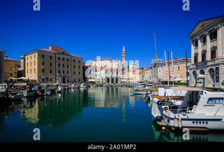 Piran, Istrie, Slovénie - port à la place Tartini, derrière la cathédrale St George, Piran, Slovénie, l'Istrie. Piran, Istrien, Slowenien - Hafen suis Tarti Banque D'Images