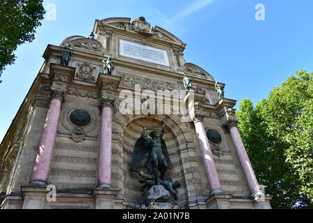 Saint Michel Fontaine au Quartier Latin. Paris, France. Banque D'Images