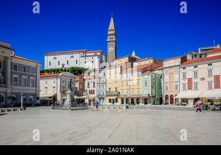 Piran, Slovénie, l'Istrie - la place Tartini et cathédrale St George de la Méditerranée port de Piran. Piran, Istrien, Slowenien - Tartini-Platz und K Banque D'Images