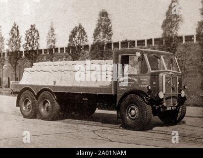 La dernière version de l'ingénierie et de la technologie des années 1930 : une trentaine de véhicules utilitaires à moteur diesel, avec des roues jumelées à l'arrière pour faciliter les charges plus lourdes. Banque D'Images