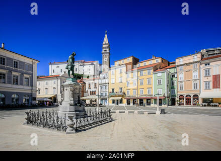 Piran, Slovénie, l'Istrie - la place Tartini et cathédrale St George de la Méditerranée port de Piran. Piran, Istrien, Slowenien - Tartini-Platz und K Banque D'Images