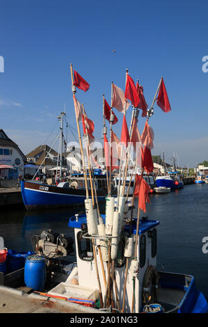 Chalutier poisson à Rostock Harbour, l'île de Hiddensee, mer Baltique, Mecklembourg Poméranie occidentale, l'Allemagne, de l'Europe Banque D'Images