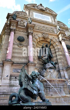 Saint Michel Fontaine au Quartier Latin. Paris, France. Banque D'Images