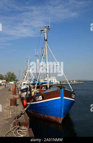 Chalutier poisson à Rostock Harbour, l'île de Hiddensee, mer Baltique, Mecklembourg Poméranie occidentale, l'Allemagne, de l'Europe Banque D'Images