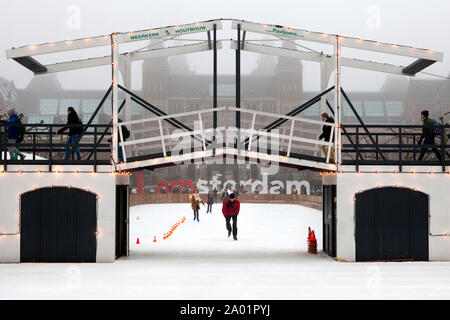 AMSTERDAM - De Schaatsbaan voor het Rijksmuseum op een grijze mistige dag. ANP COPYRIGHT JURRIAAN BROBBEL Banque D'Images