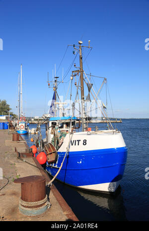 Chalutier poisson à Rostock Harbour, l'île de Hiddensee, mer Baltique, Mecklembourg Poméranie occidentale, l'Allemagne, de l'Europe Banque D'Images