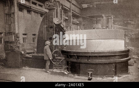 La dernière version de l'ingénierie et de la technologie des années 1930 : tailleuse d'engrenage sur lequel sont coupés. Travailler pour une grande précision il coupe spirale, simple ou double, bevil hélicoïdale ou vis sans fin jusqu'à 15 pieds de diamètre. Banque D'Images