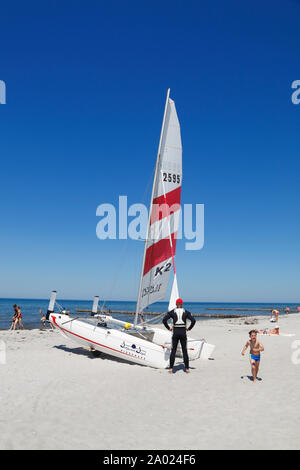 Vitte, bateau à voile sur la plage, surf-und sailingschool, l'île de Hiddensee, mer Baltique, Mecklembourg Poméranie occidentale, l'Allemagne, de l'Europe Banque D'Images