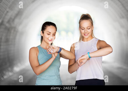 Les femmes ou amies avec trackers remise en forme Banque D'Images