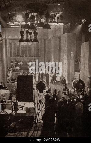 La dernière version de l'ingénierie et de la technologie des années 1930 : un studio de cinéma des années 30, la création d'un restaurant éclairé par scène strong arc-lumières. Banque D'Images