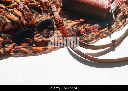 Accessoires femmes foulard léger sac imprimé léopard lunettes noires. Copy space Banque D'Images
