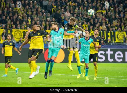 Le combat aérien, l'en-tête, de gauche à droite Manuel AKANJI (NE), Gerard Pique (Barca), Marco REUS (NE), Sergio BUSQUETS (Barca), Mats HUMMELS (NE), d'action, des duels, de la Ligue des Champions de football, Groupe, Groupe F, journée 1, Borussia Dortmund (NE) - FC Barcelone (Barca), le 17/09/2019 à Dortmund/Allemagne. Dans le monde d'utilisation | Banque D'Images