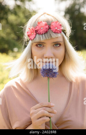 Jeune femme hippie à l'oignon et à la bande de fleurs Banque D'Images