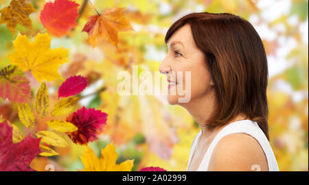 Profile of senior woman sur les feuilles d'automne Banque D'Images