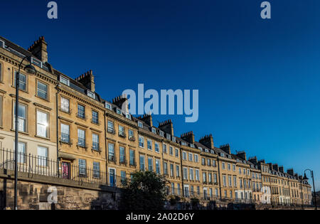 Bath Georgian maisons mitoyennes sur Walcot Parade au large de London Road dans Central Bath. Terrasse de la baignoire. Banque D'Images