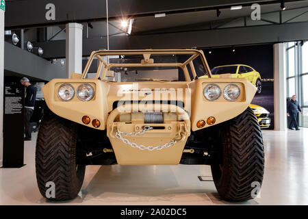 Modena / ITALIE - Le 10 février 2018 : Lamborghini LM002 Cheetah camion hors route au musée à Modène Italie Banque D'Images