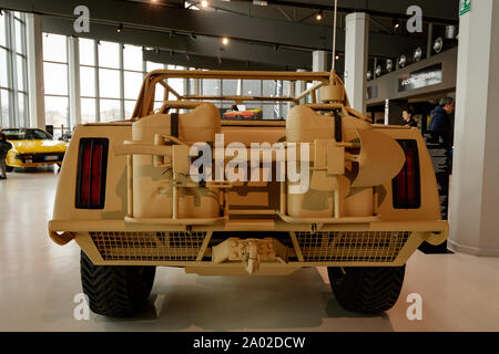 Modena / ITALIE - Le 10 février 2018:Lamborghini LM002 Cheetah camion hors route vue arrière sur l'affichage dans le musée à Modène Italie Banque D'Images