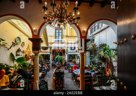 Séville, Espagne - Sept 10, 2019 : Busy restaurant Courtyard à Séville, Espagne avec arches mauresques traditionnels Banque D'Images