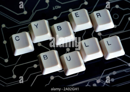 Touches du clavier forment le mot CYBER BULL le circuit électrique noir en arrière-plan Banque D'Images