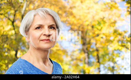 Portrait of senior woman in autumn park Banque D'Images