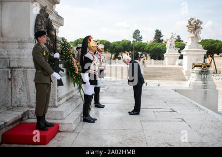 Rome, Italie. 19 Sep, 2019. Président fédéral Frank-Walter Steinmeier (M) dépose une gerbe sur la Tombe du Soldat inconnu. Président M. Steinmeier et son épouse sont sur une visite d'Etat de deux jours en Italie. Crédit : Bernd von Jutrczenka/dpa/Alamy Live News Banque D'Images