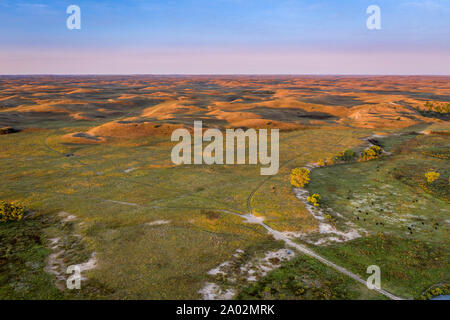 Nebraska Sandhills et une vallée de la région du loup dans la rivière aube lumière - vue aérienne de la fin de l'été ou au début de l'automne paysage Banque D'Images