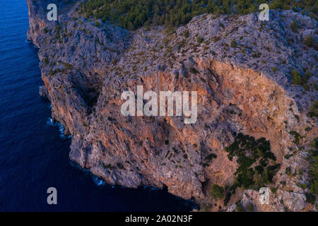 Une vue aérienne de la spectaculaire côte majorquine. Détail de la haute luminosité de coucher de soleil sur les falaises et les arbres. Banque D'Images