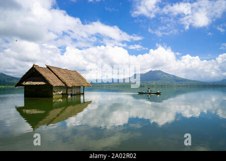 Matin scène de Lac Batur avec l'activité quotidienne des pêcheurs sur la photo on Apr 4, 2016. Lac Batur est le plus grand lac de Bali. Banque D'Images