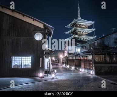 Vue d'une rue vide la nuit près de Hokanji La Pagode Yasaka (Temple) à Kyoto, Japon Banque D'Images