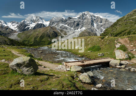 L'Ortler Alpes près de Sulden (Tyrol du Sud, Italie) lors d'une journée ensoleillée en été (Ortler, Koenigspitze, Gran Zebru) Banque D'Images