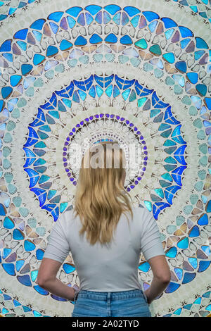 Londres, Royaume-Uni. 19 Sep 2019. La gnose, 2018 - Damien Hirst - Mandalas, White Cube Mason's Yard, 20 septembre - 2 novembre 2019. C'est la première grande Hirst exposition solo à Londres en sept ans, composé de nouvelles peintures de sa série 'Mandalas'. La poursuite de ses thèmes 'Kaleidoscope', série œuvres s'inspirent de la "Simon kabore', une représentation symbolique de l'univers qui peut être utilisé comme un instrument de méditation. Crédit : Guy Bell/Alamy Live News Banque D'Images