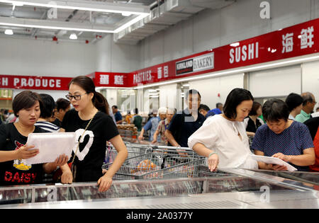 À Shanghai, le Shanghai. 19 Sep, 2019. Les clients à faire leurs achats dans un magasin-entrepôt Costco dans Minhang District, est de la Chine à Shanghai, le 19 septembre 2019. Le géant du commerce de détail aux États-Unis Costco Wholesale ouvert sa première brique-et-mortier magasin sur le continent chinois à la fin du mois d'août. Le magasin a été la course pour trois semaines et passions client restent inchangées, avec le temps d'attente encore requises pour entrer dans le magasin. Credit : Liu Ying/Xinhua/Alamy Live News Banque D'Images