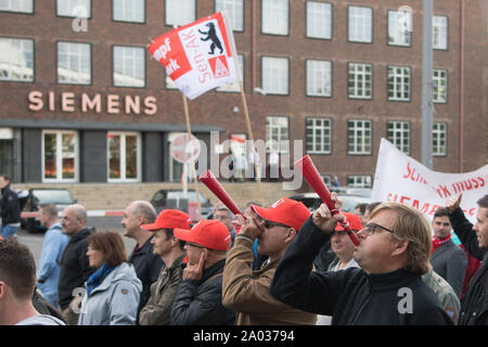 Berlin, Allemagne. 19 Sep, 2019. De nombreux employés de Siemens manifester contre la réduction prévue de plusieurs centaines d'emplois. Credit : Jörg Carstensen/dpa/Alamy Live News Banque D'Images