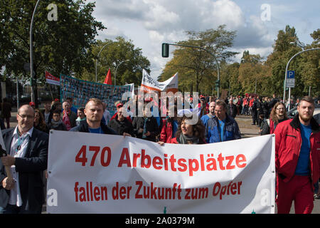 Berlin, Allemagne. 19 Sep, 2019. De nombreux employés de Siemens manifester contre la réduction prévue de plusieurs centaines d'emplois. Credit : Jörg Carstensen/dpa/Alamy Live News Banque D'Images