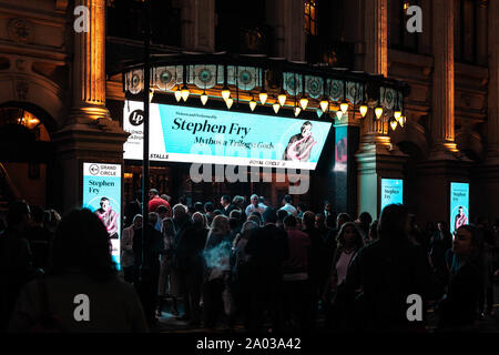 Une foule attend à l'entrée du théâtre London Palladium pour voir Mythos a Trilogy by Stephen Fry, Argyll Street, Soho, Londres, Angleterre, Royaume-Uni. Banque D'Images