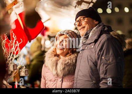 Couple principal marché de Noël au magasin de souvenirs Banque D'Images