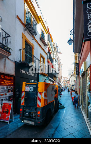 Séville, Espagne - Septembre 10th, 2019 : Street cleaner véhicule sur une rue piétonne à Séville, Espagne Banque D'Images