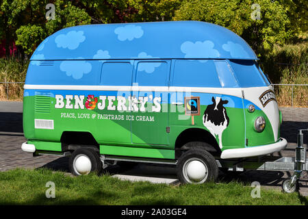 PARIS, FRANCE - 18 septembre 2019 : Beau Ben & Jerry's Ice Cream Truck dans le Parc de la Villette, Paris, France. Banque D'Images