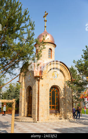 Une petite chapelle de la ville construite en pierre avec des bains d'or et d'icônes située dans le parc de la ville. Le concept de l'Église orthodoxe. Banque D'Images