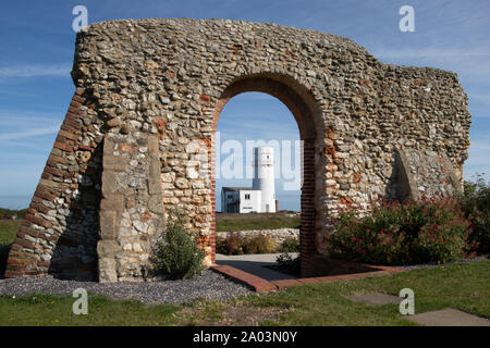 Phare de Hunstanton vu par arcade vieux Banque D'Images