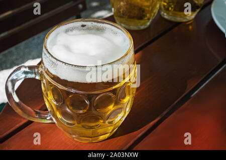 Beer mug traditionnel avec de la lager légère de la bière dans une rue caffee close-up Banque D'Images